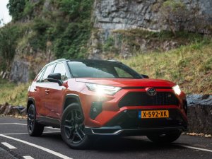 Toyota RAV4 met stekker nu goedkoper dan RAV4 zonder stekker