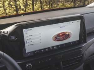 Test: in de Ford Transit Custom 2024 kun je van je stuur eten