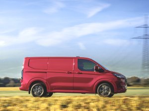 Test: in de Ford Transit Custom 2024 kun je van je stuur eten