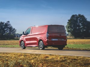 Test: in de Ford Transit Custom 2024 kun je van je stuur eten