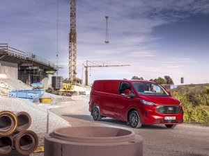 Test: in de Ford Transit Custom 2024 kun je van je stuur eten