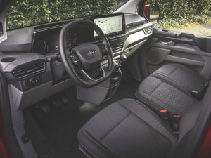 Test: in de Ford Transit Custom 2024 kun je van je stuur eten