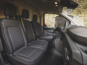 Test: in de Ford Transit Custom 2024 kun je van je stuur eten