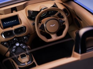 In de Aston Martin Vantage Roadster is het altijd lente