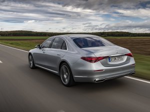 De vraag naar de peperdure Mercedes S-klasse valt vies tegen en dat heeft gevolgen