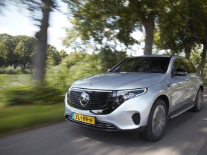 De vraag naar de peperdure Mercedes S-klasse valt vies tegen en dat heeft gevolgen