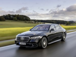 De vraag naar de peperdure Mercedes S-klasse valt vies tegen en dat heeft gevolgen