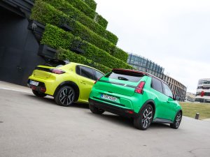 TEST: Renault 5 vs. Peugeot e-208: deze Fransman rijdt het fijnst.
