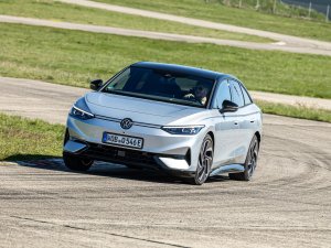 TEST loodzware Volkswagen ID.7 maakt op dit verrassende punt gehakt van Tesla Model 3