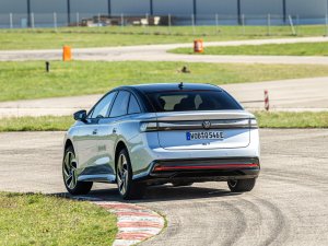 TEST loodzware Volkswagen ID.7 maakt op dit verrassende punt gehakt van Tesla Model 3