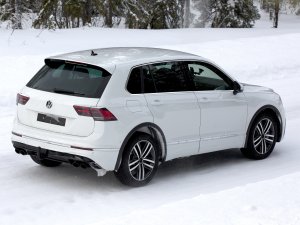 Komt u maaRRR: Volkswagen Tiguan R warmt op in de sneeuw