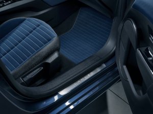 Lancia Ypsilon (2024) is het eerste koffietafeltje ooit waar een auto omheen zit