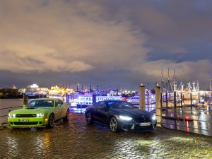 Hier kan geen EV tegenop: nachtbraken met een V8 van BMW en Dodge