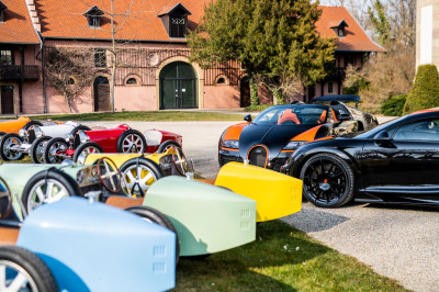Rijke liefhebber koopt niet één, niet twee, niet vier, maar acht Bugatti's tegelijk!