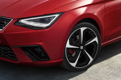 In de vernieuwde Seat Ibiza moet je nu 'hola hola' roepen