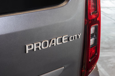 Is het een Citroën? Is het een Opel? Nee, het is de Toyota Proace City Verso!