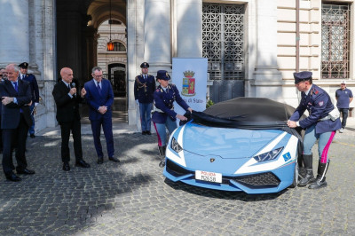 Italiaanse politie-Lamborghini brengt donornier in recordtijd naar ziekenhuis