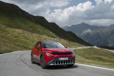 REVIEW - Grootste concurrent van bestverkochte auto 2025 komt uit eigen huis