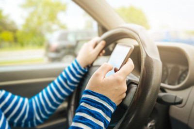 Foei! Jullie lezen massaal berichtjes op je telefoon tijdens het rijden