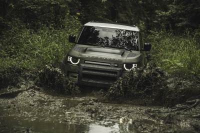 Nieuwe Land Rover Defender weer rasechte terreinbeul