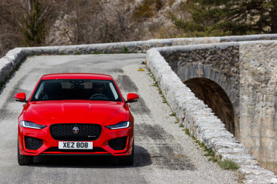 Wat is er opvallend aan de vernieuwde Jaguar XE?