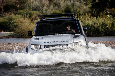 Nieuwe Land Rover Defender kan terreinrijden op afstandsbediening