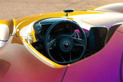 Niet voor muurbloempjes! Deze regenboog-McLaren kost je ruim 2,7 miljoen euro