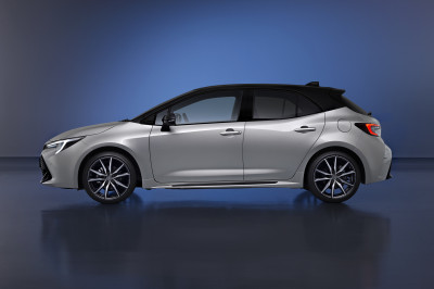 Het kan niet op bij de vernieuwde Toyota Corolla: meer schermen en meer vermogen