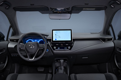 Het kan niet op bij de vernieuwde Toyota Corolla: meer schermen en meer vermogen