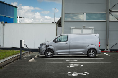 Meer elektrische bedrijfswagens bij je pand opladen zonder netaansluiting te verzwaren: zo doe je dat