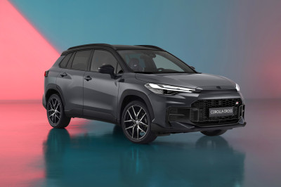 Vernieuwde Toyota Corolla Cross (2025) zet grote muil op en doet Volkswagen na