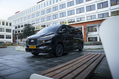 Ford Transit Custom Black Platinum: waarom zelf je bus pimpen als Ford het beter doet?