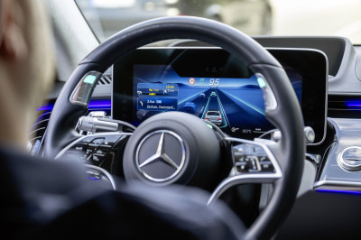 Mercedes troeft Tesla af en mag als eerste in Europa autonoom rijden