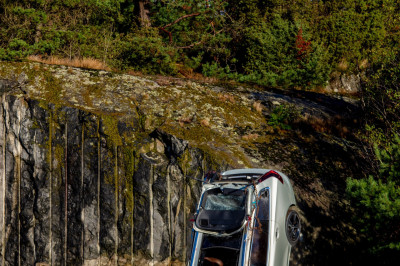 Waarom Volvo auto's van 30 meter hoogte naar beneden laat vallen?