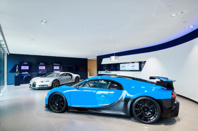 Bugatti Chiron in het hol van de CO2-leeuw