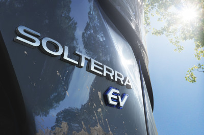 De elektrische Subaru Solterra knuffelt graag bomen, beren en bijen