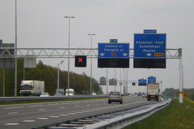 Nieuwe camera boven de A1 flitst niet, maar de politie haalt wel bestuurders van de weg