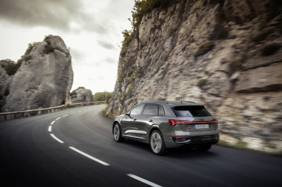 TEST - Audi Q8 E-Tron laadt sneller, rijdt verder en heeft nog steeds één waardeloze optie