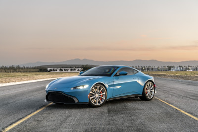 Deze gepantserde Aston Martin Vantage heeft echte James Bond-gadgets
