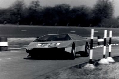 Deze veertigjarige Aston Martin Bulldog moet straks 322 km/h kunnen halen