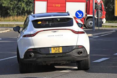 De Aston Martin DBX Hybrid spaart het milieu met 800 pk