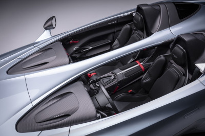 Doe een helm op! Want de Aston Martin V12 Speedster loopt 300 km/h