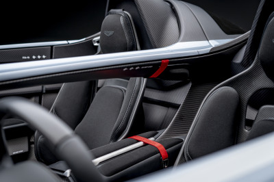 Doe een helm op! Want de Aston Martin V12 Speedster loopt 300 km/h