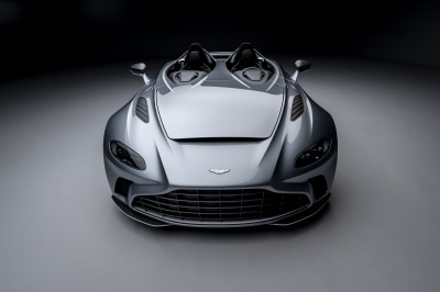 Doe een helm op! Want de Aston Martin V12 Speedster loopt 300 km/h