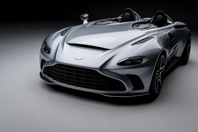 Doe een helm op! Want de Aston Martin V12 Speedster loopt 300 km/h