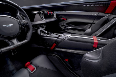Doe een helm op! Want de Aston Martin V12 Speedster loopt 300 km/h