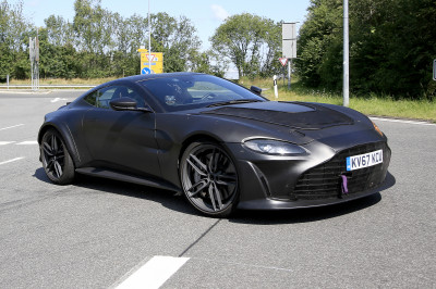 Aston Martin Vantage met V12 steekt zijn tong naar jullie uit