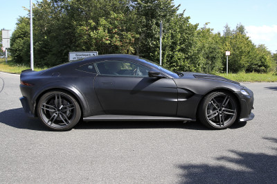 Aston Martin Vantage met V12 steekt zijn tong naar jullie uit