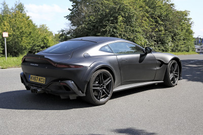Aston Martin Vantage met V12 steekt zijn tong naar jullie uit