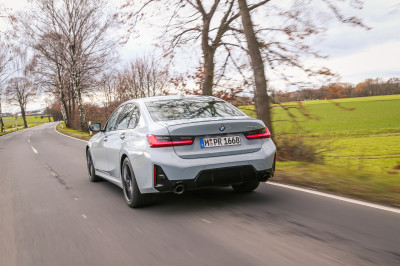 TEST: BMW 330d vs. BMW i4 – Koop een dikke diesel nu het nog kan